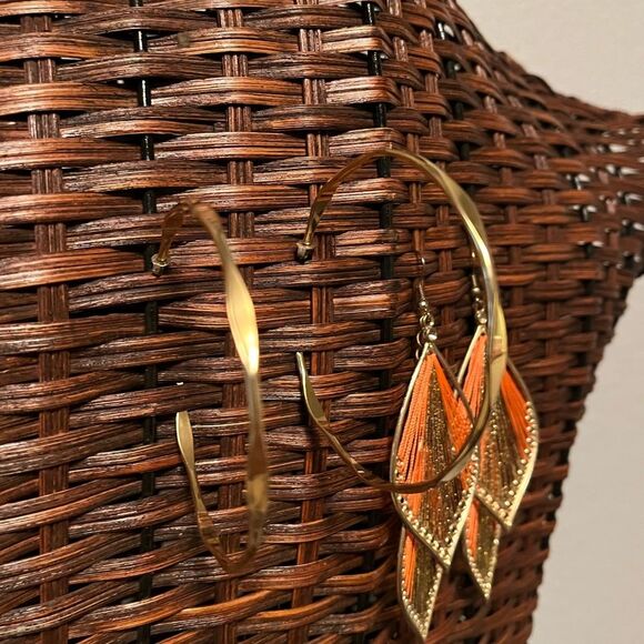 Large gold tone festival earrings feathers / big gold hoops with hammer details - Picture 3 of 6